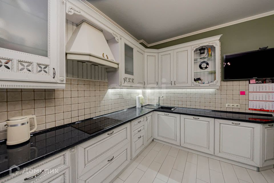 Продаётся 4-комнатная квартира, 174.8 м²