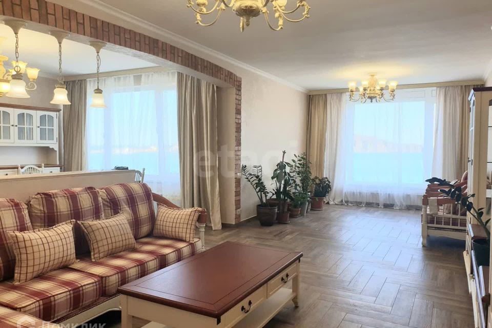 Продаётся 4-комнатная квартира, 129.6 м²