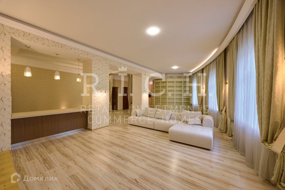 Сдаётся 3-комнатная квартира, 200 м²