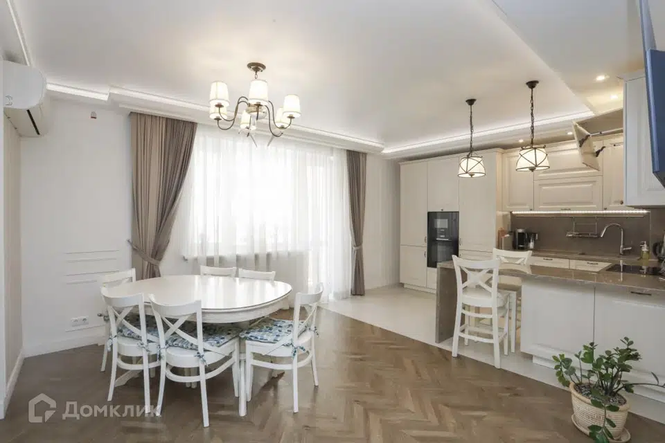 Продаётся 4-комнатная квартира, 132.2 м²