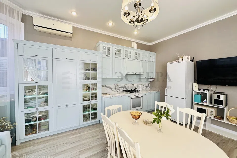 Продаётся 3-этажный дом, 250 м²
