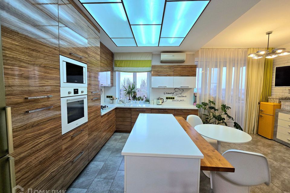 Продаётся 3-комнатная квартира, 105.7 м²