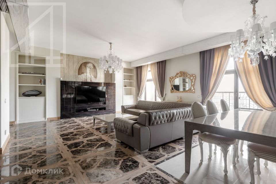 Сдаётся 4-комнатная квартира, 250 м²