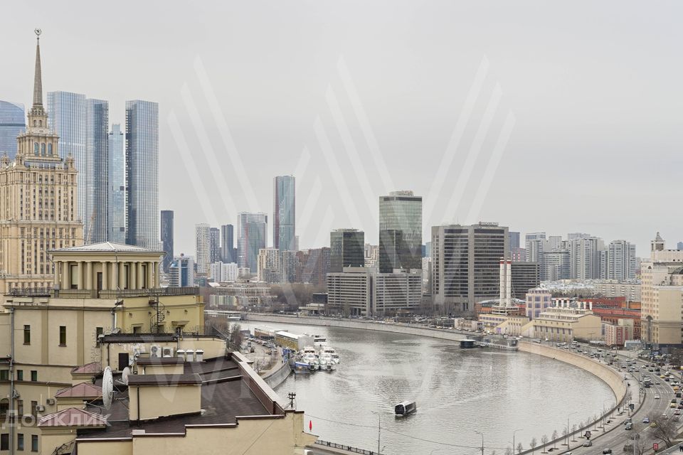 Продаётся 4-комнатная квартира, 255 м²