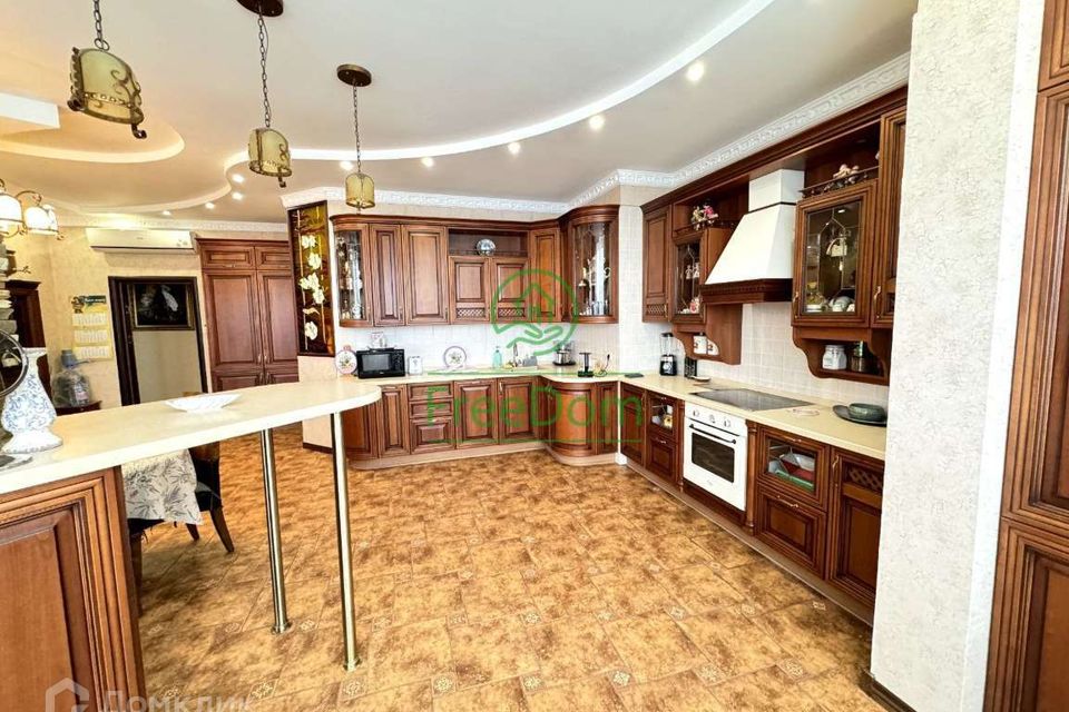 Продаётся 4-комнатная квартира, 217 м²