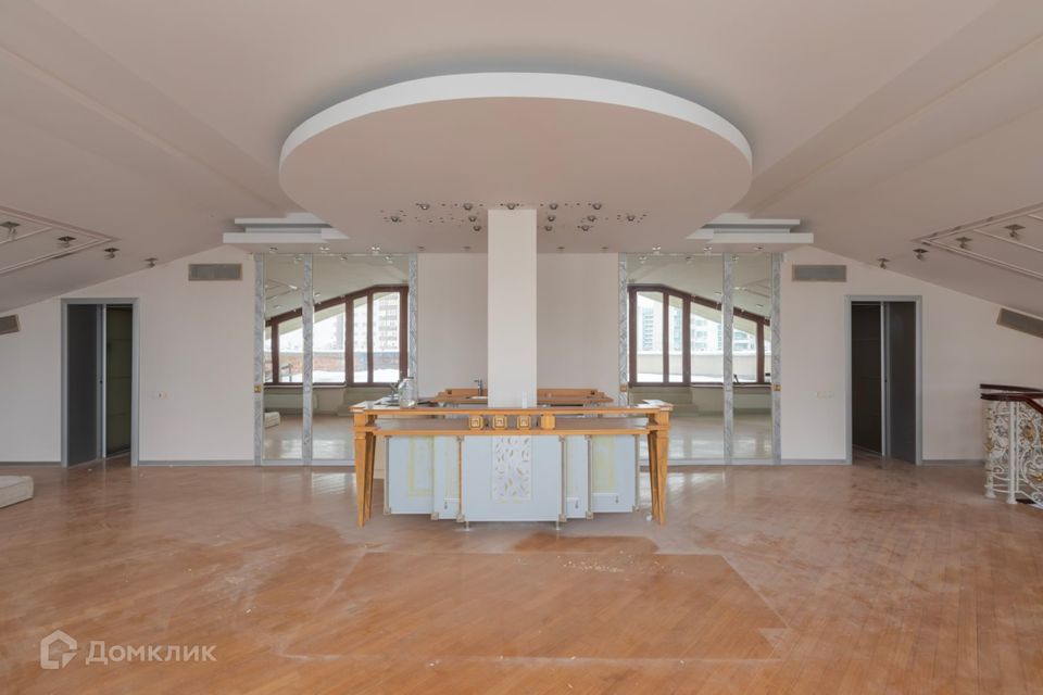 Продаётся 4-комнатная квартира, 246 м²
