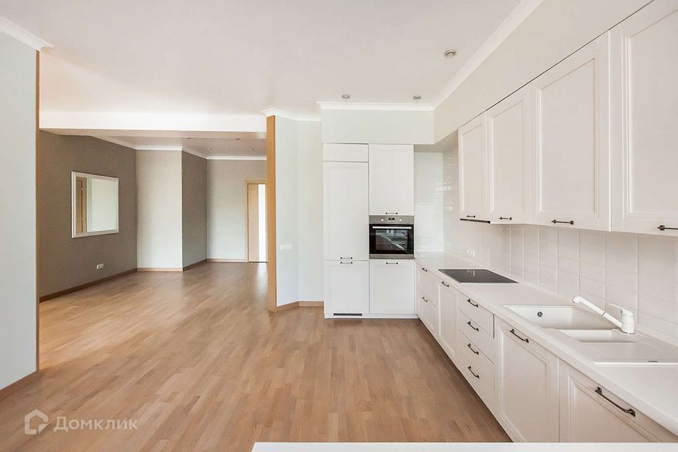 Продаётся 4-комнатная квартира, 164.8 м²