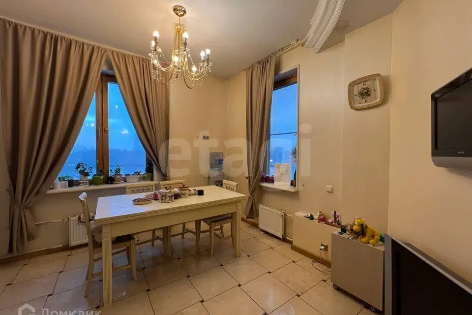 Продаётся 7-комнатная квартира, 237 м²
