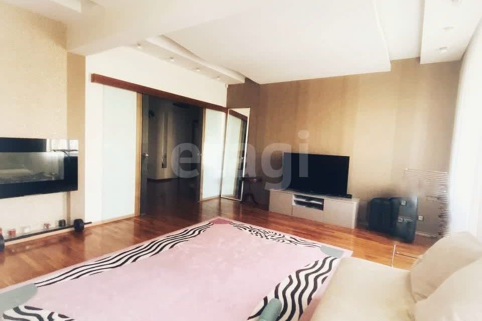 Продаётся 4-комнатная квартира, 129.5 м²