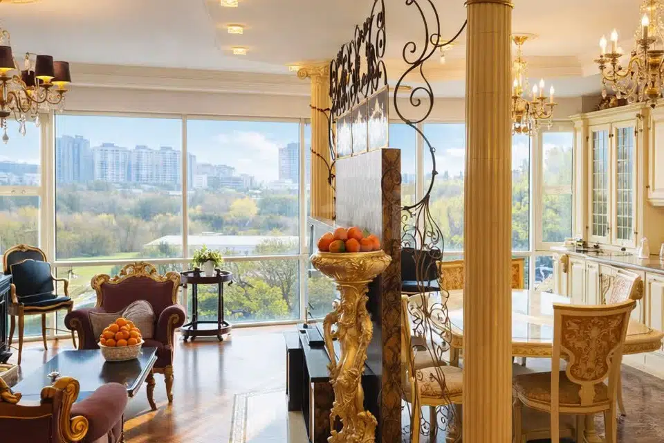 Продаётся 4-комнатная квартира, 210.3 м²