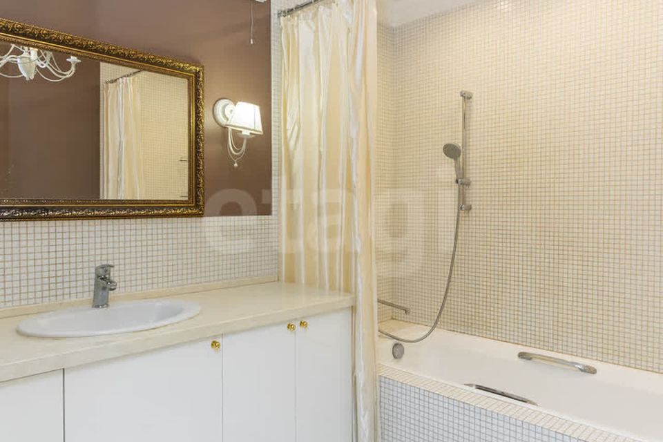 Продаётся 3-комнатная квартира, 111.7 м²