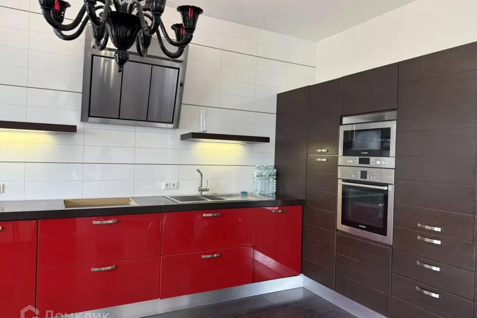 Продаётся 4-комнатная квартира, 151.8 м²