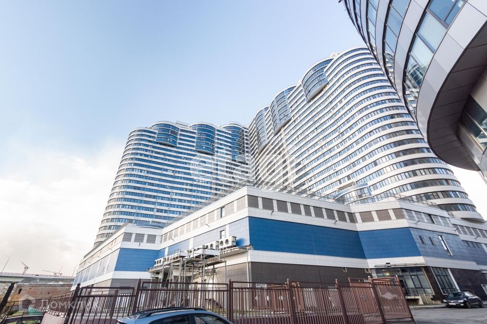Продаётся 4-комнатная квартира, 176.8 м²