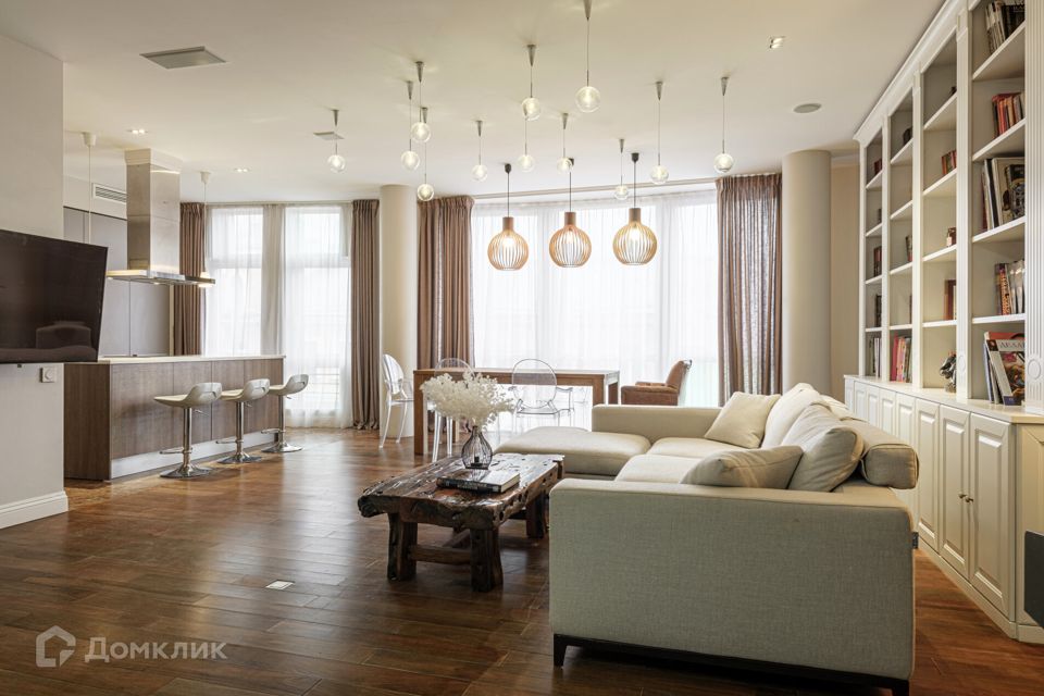Продаётся 4-комнатная квартира, 164 м²