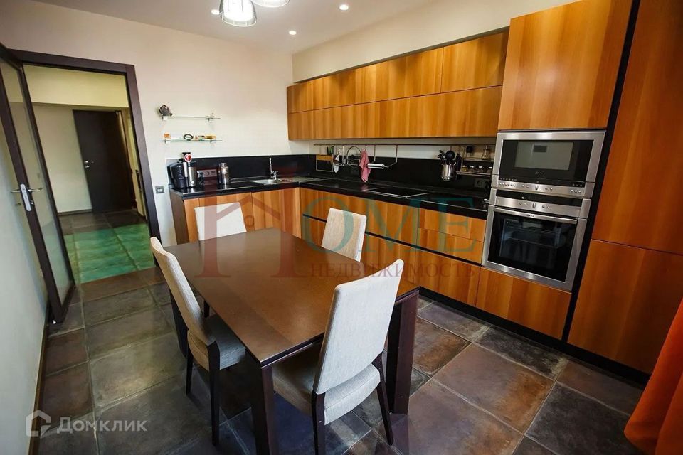 Сдаётся 4-комнатная квартира, 132 м²