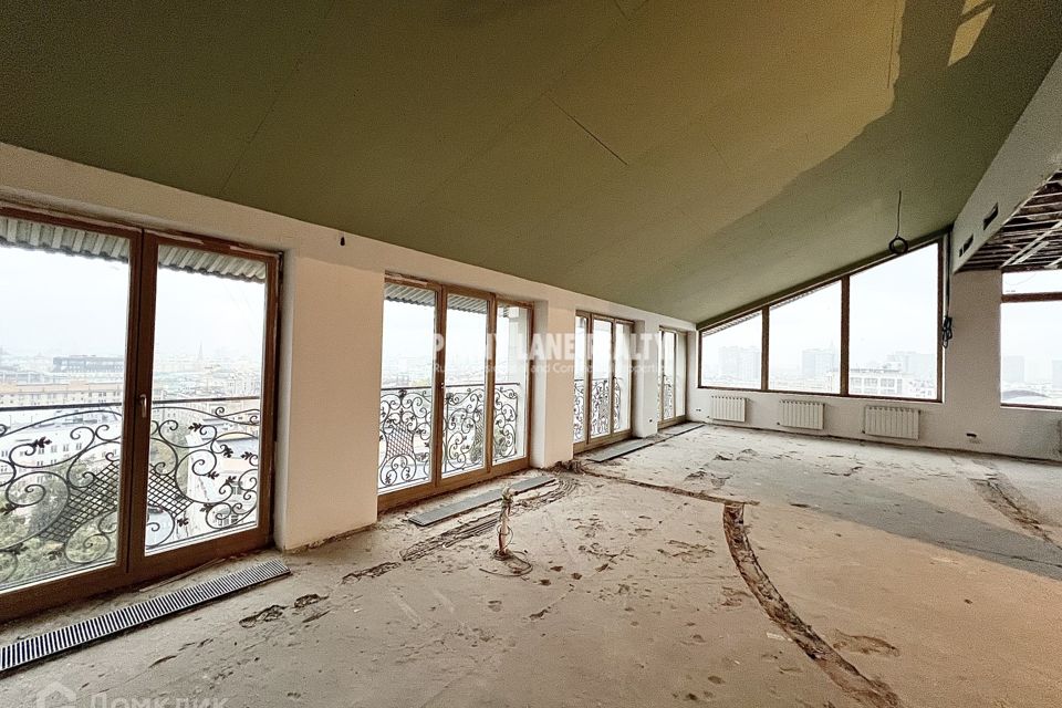 Продаётся 4-комнатная квартира, 255 м²