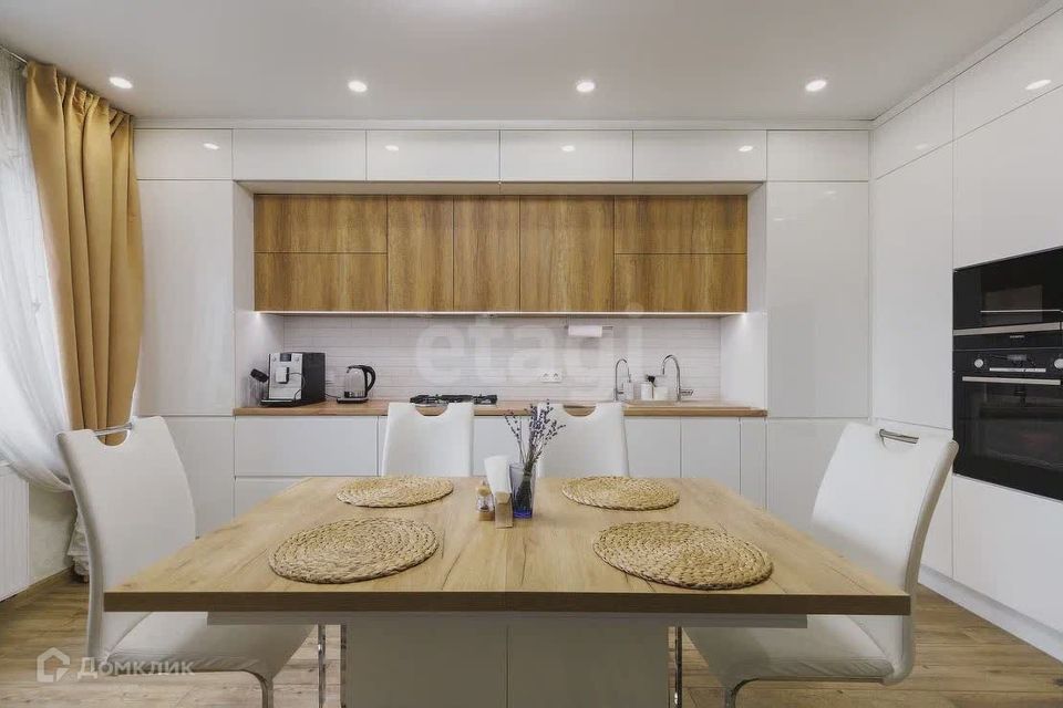 Продаётся 3-комнатная квартира, 98 м²