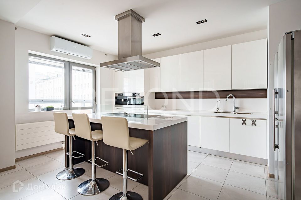 Продаётся 4-комнатная квартира, 157.8 м²