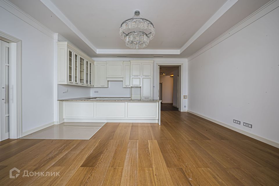 Продаётся 4-комнатная квартира, 240.7 м²