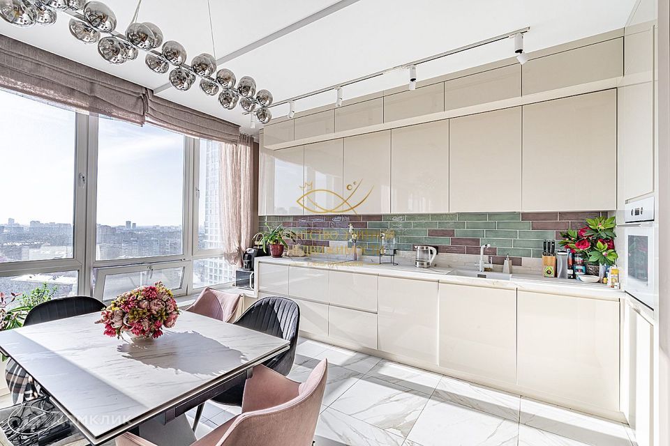 Продаётся 4-комнатная квартира, 150 м²