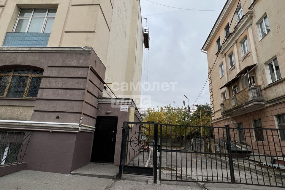 Продаётся 3-комнатная квартира, 121 м²