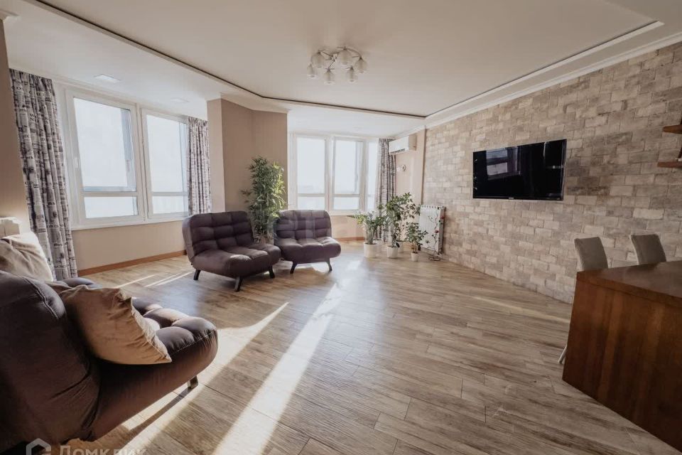 Продаётся 3-комнатная квартира, 104 м²