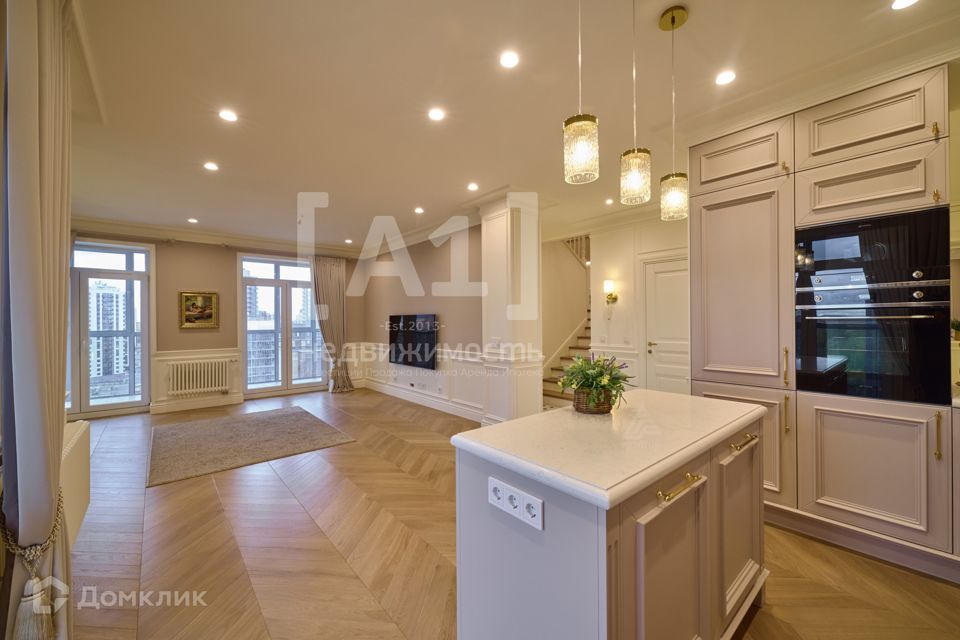 Продаётся 4-комнатная квартира, 135 м²