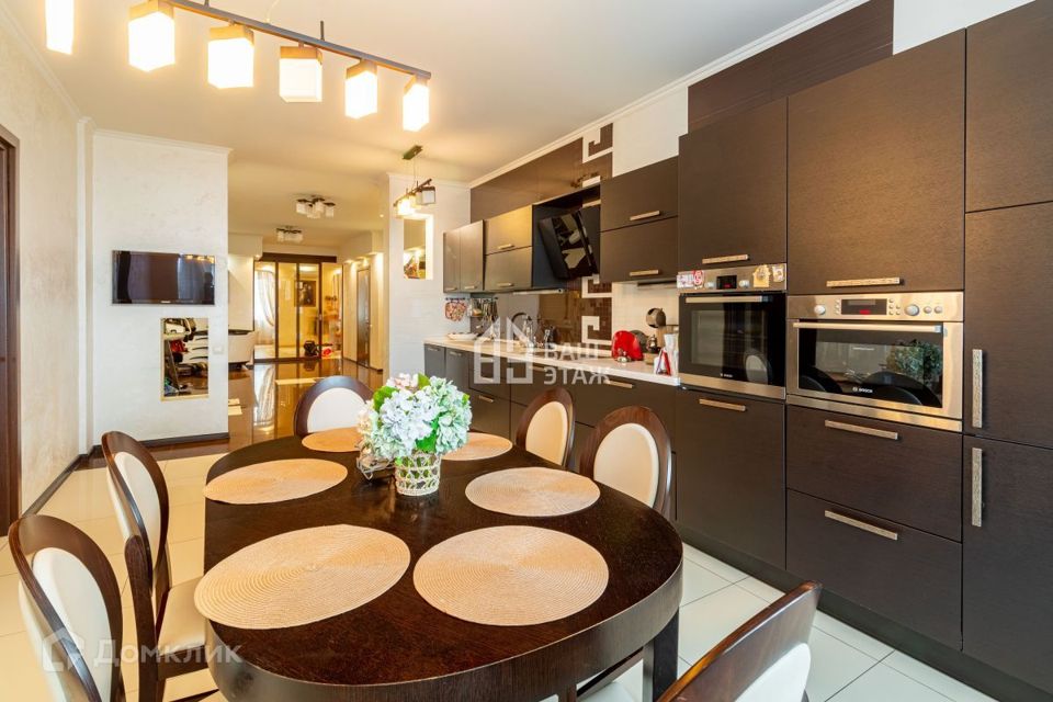 Продаётся 3-комнатная квартира, 165.7 м²