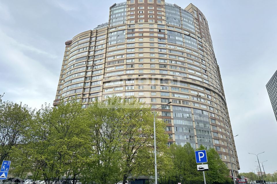 Продаётся 4-комнатная квартира, 385 м²