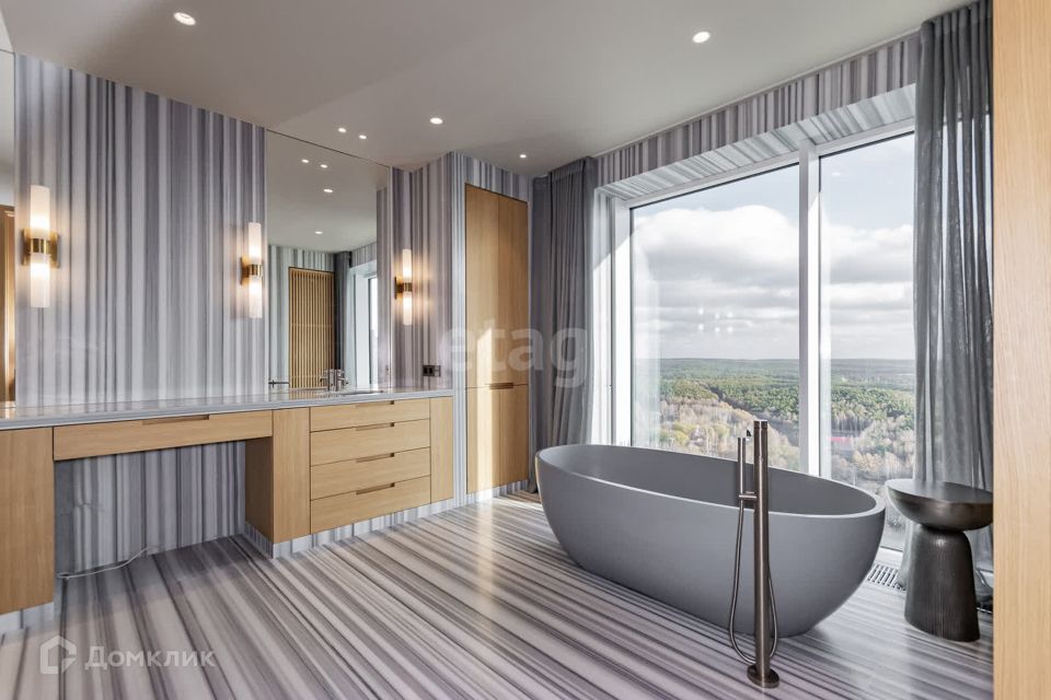 Продаётся 3-комнатная квартира, 172.5 м²