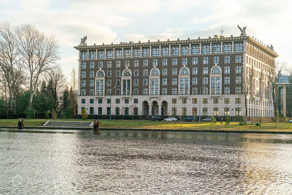 Продаётся 4-комнатная квартира, 192 м²