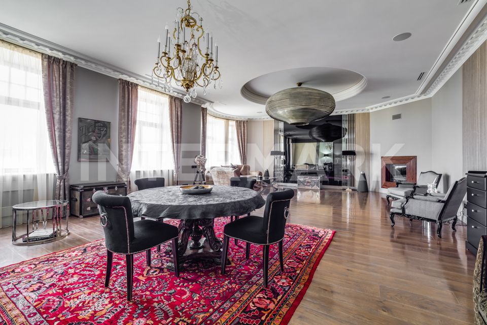 Продаётся 5-комнатная квартира, 245 м²