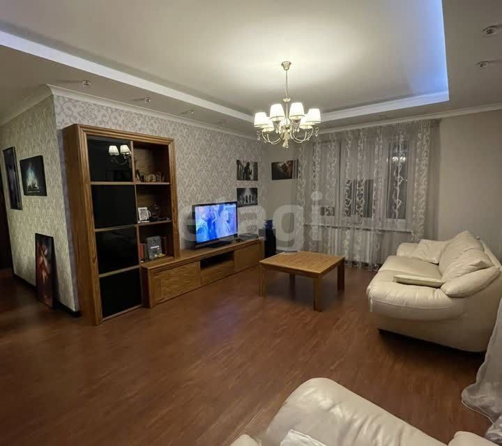 Продаётся 3-комнатная квартира, 107.5 м²