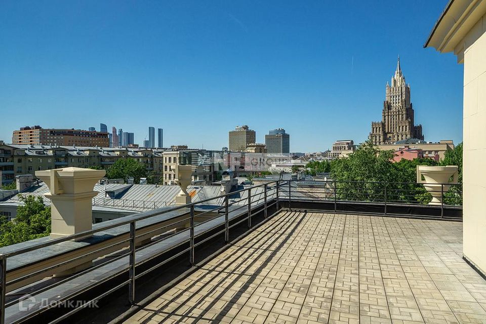 Продаётся 4-комнатная квартира, 273.8 м²