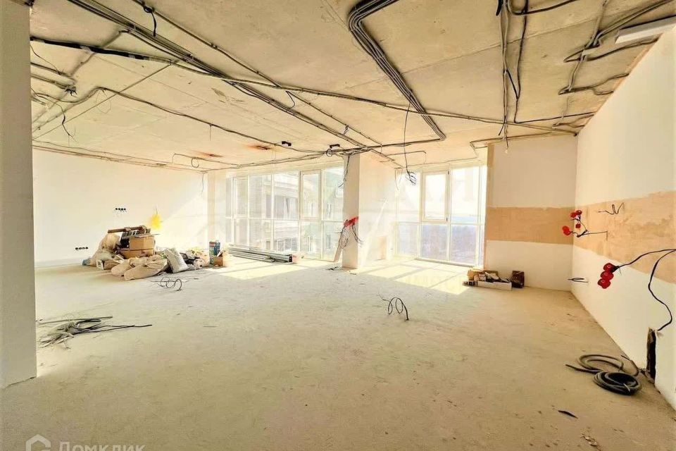 Продаётся 4-комнатная квартира, 246 м²