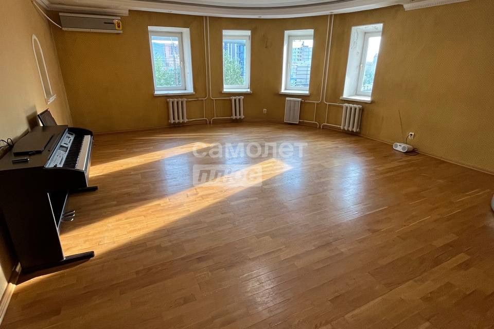 Продаётся 3-комнатная квартира, 143 м²