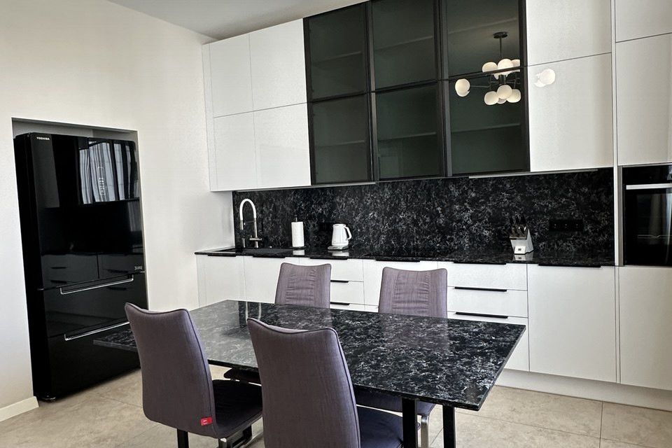 Сдаётся 2-комнатная квартира, 107.8 м²