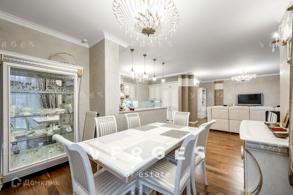 Сдаётся 5-комнатная квартира, 236 м²
