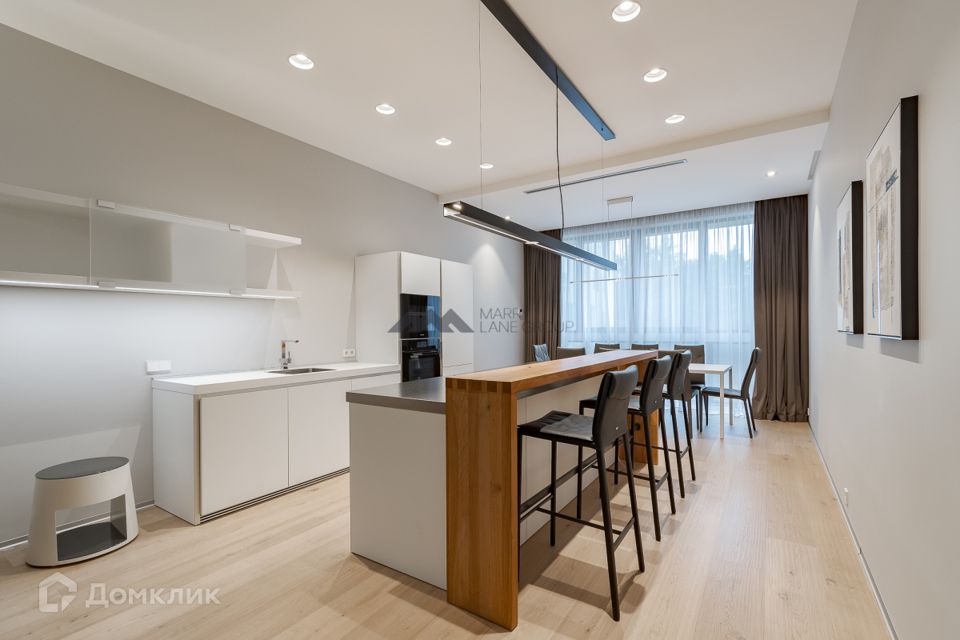 Продаётся 3-комнатная квартира, 142.3 м²