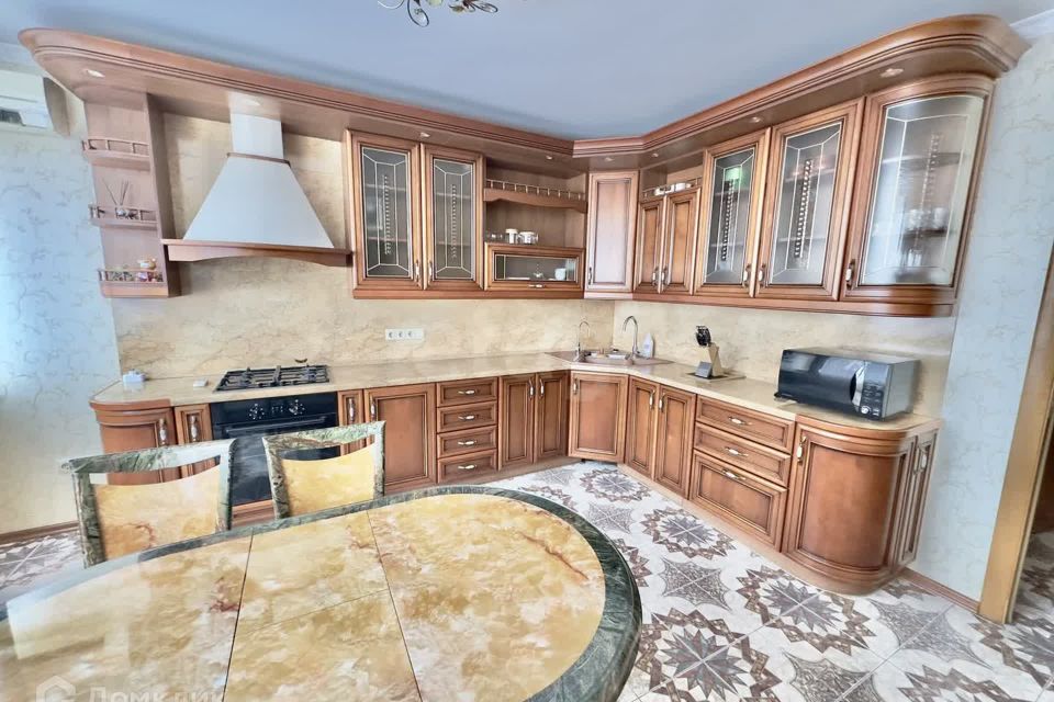 Сдаётся 4-комнатная квартира, 130 м²