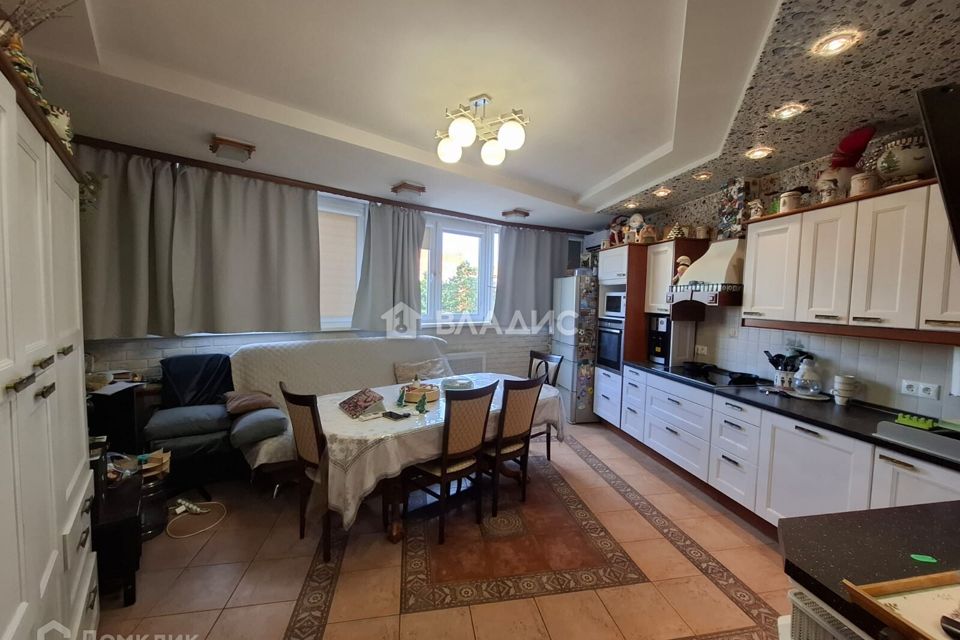 Продаётся 4-комнатная квартира, 139.8 м²