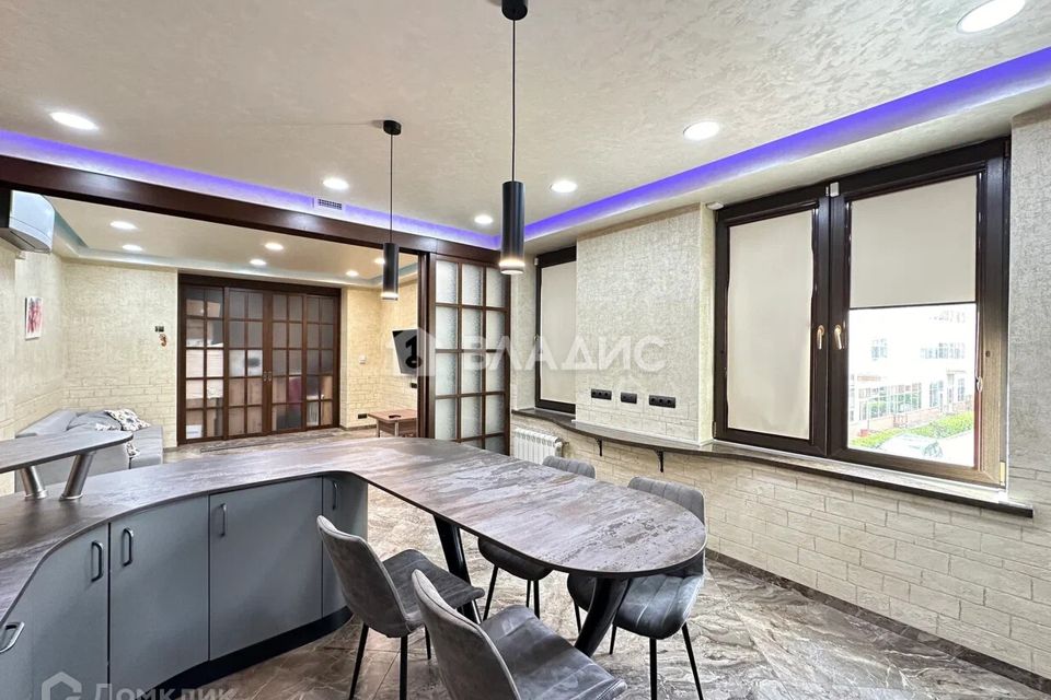 Продаётся 3-комнатная квартира, 108 м²