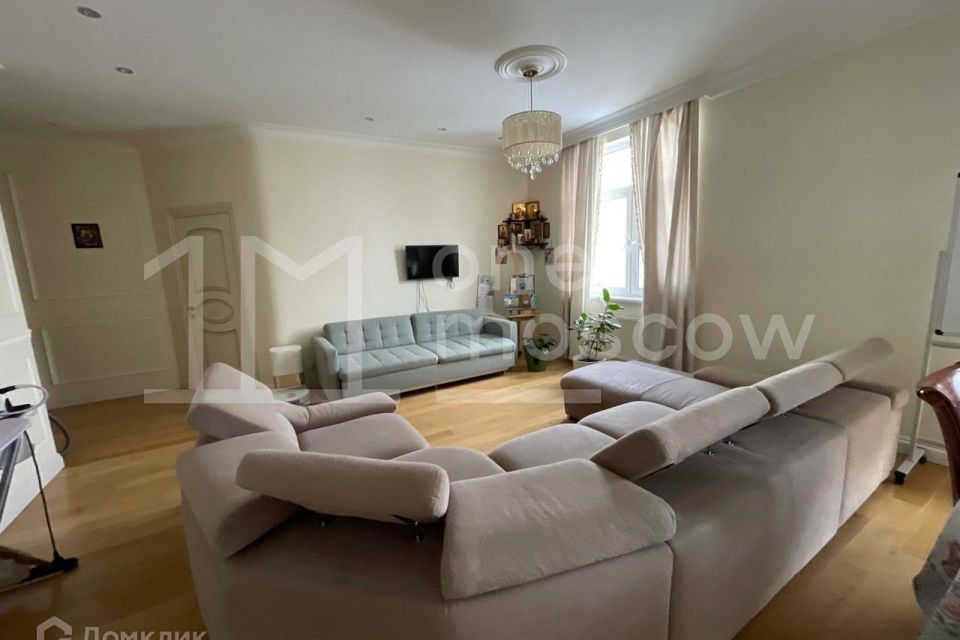 Продаётся 4-комнатная квартира, 135 м²