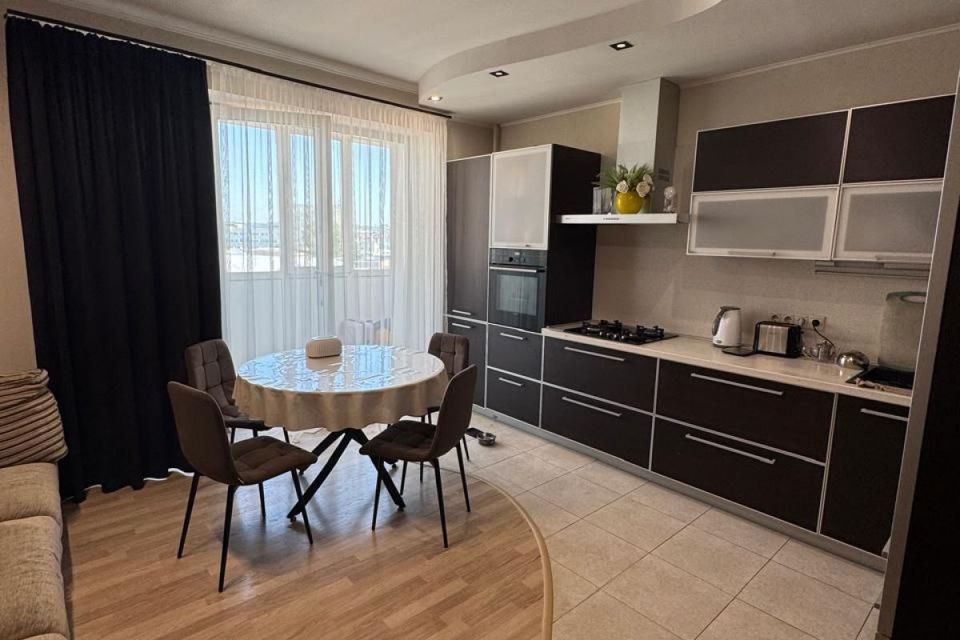 Продаётся 3-комнатная квартира, 107.8 м²