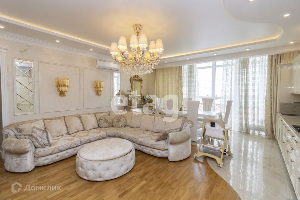Продаётся 3-комнатная квартира, 179 м²