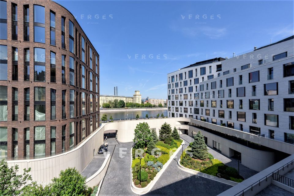 Продаётся 4-комнатная квартира, 172.7 м²