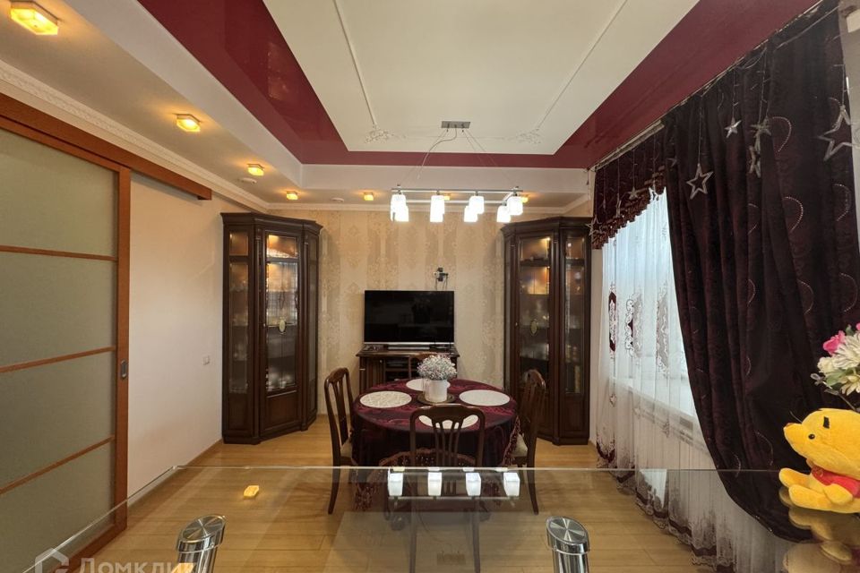 Продаётся 4-комнатная квартира, 270.2 м²