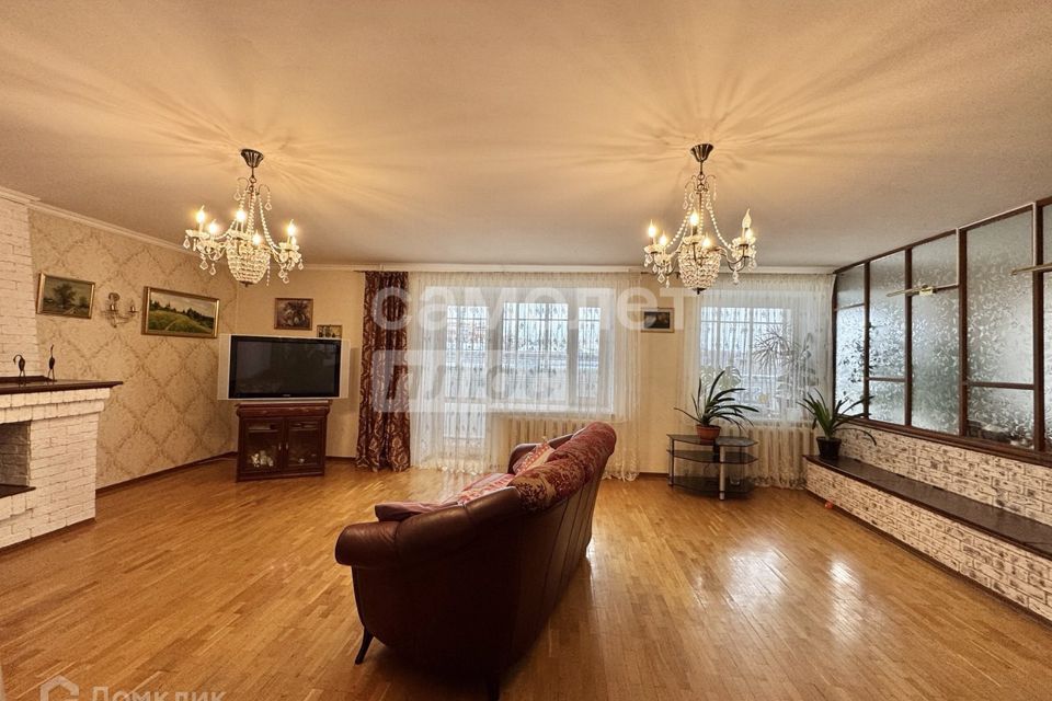 Продаётся 4-комнатная квартира, 177.6 м²