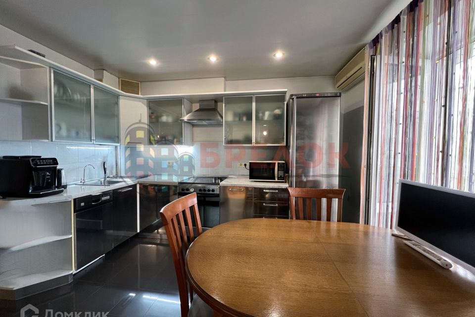 Продаётся 6-комнатная квартира, 208.8 м²