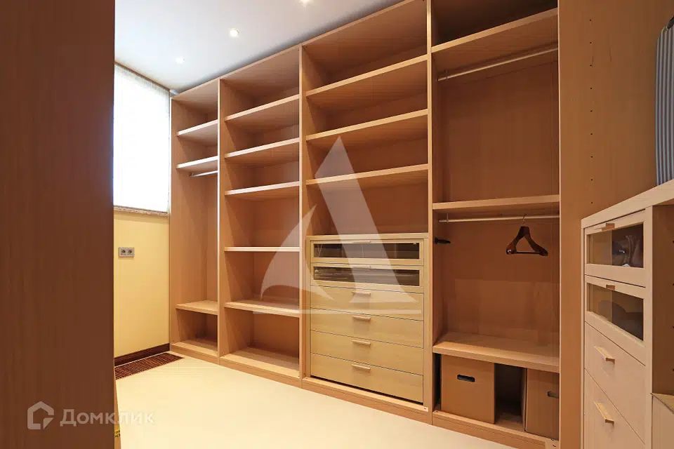 Продаётся 4-комнатная квартира, 211.6 м²